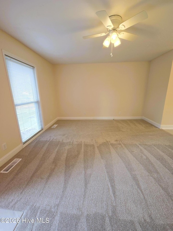 306 Greenview Dr - Photo 3 of 17