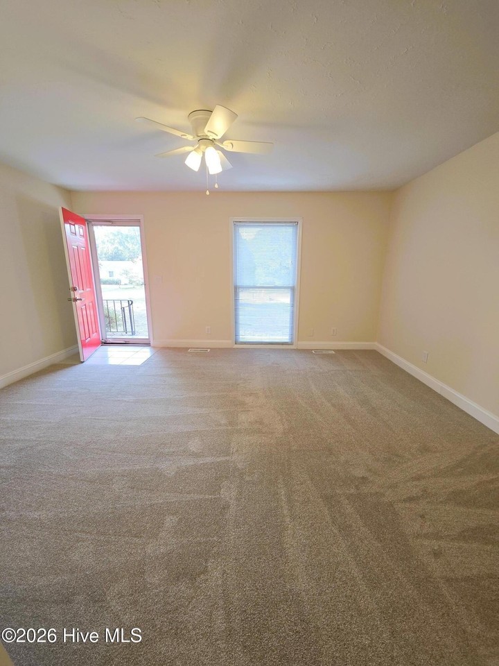 306 Greenview Dr - Photo 4 of 17