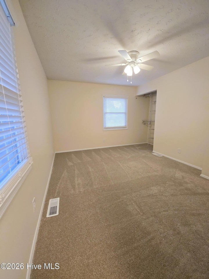 306 Greenview Dr - Photo 7 of 17