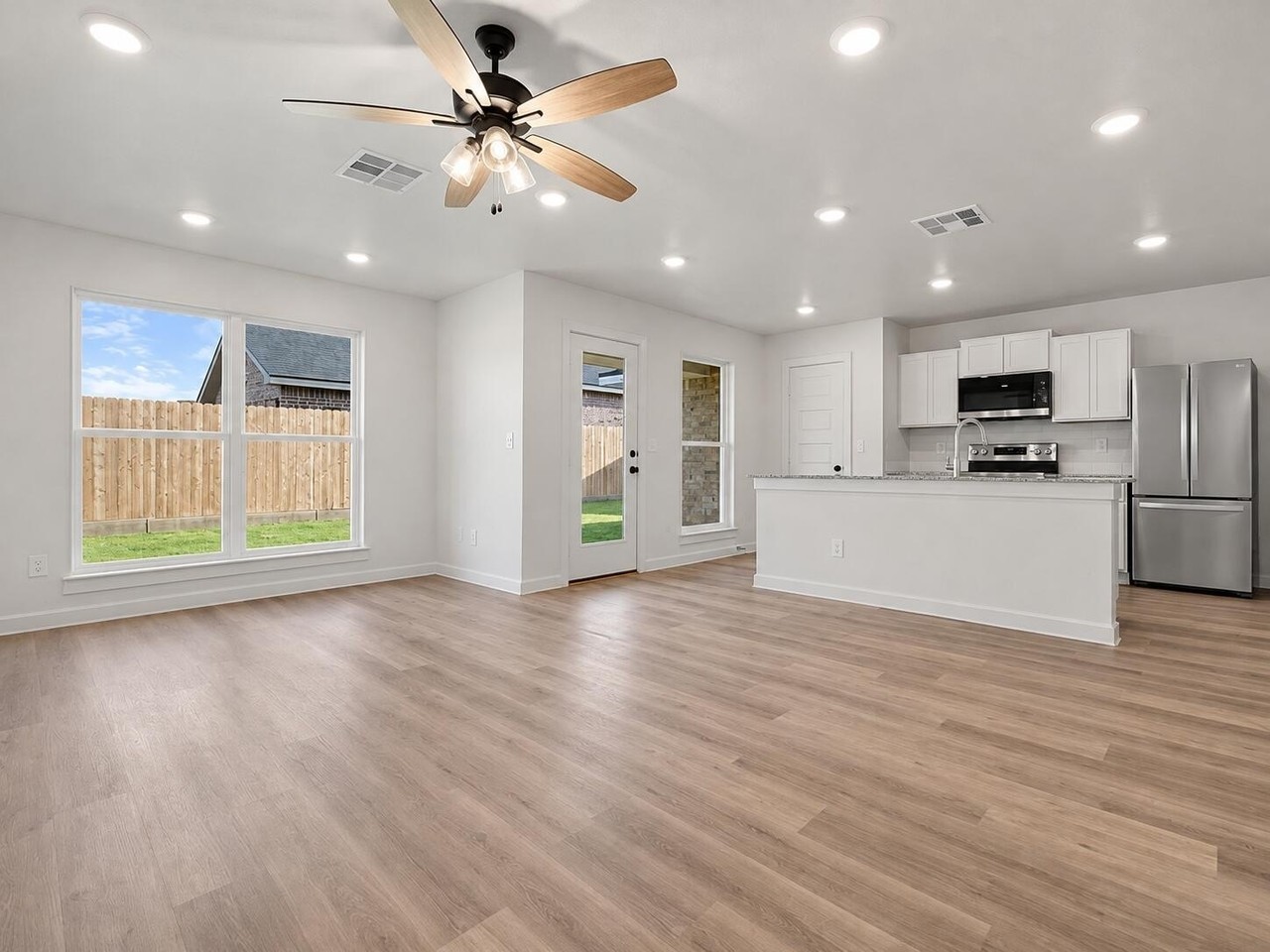 305 E 24th St - Photo 4 of 17