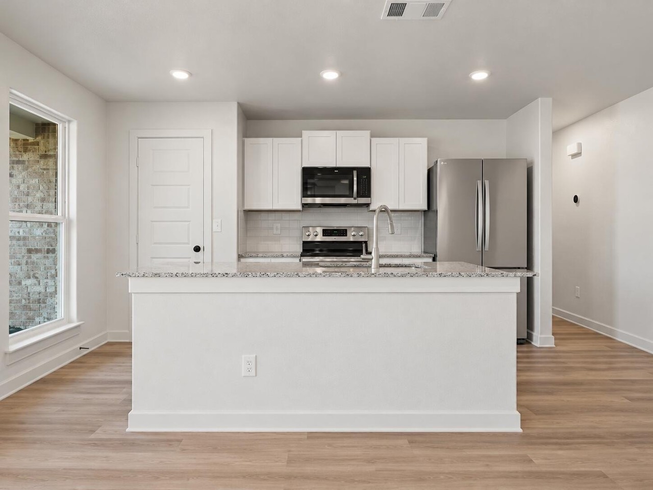 305 E 24th St - Photo 5 of 17