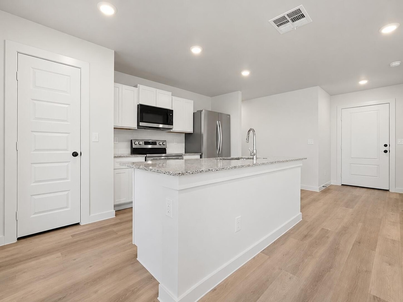 305 E 24th St - Photo 7 of 17
