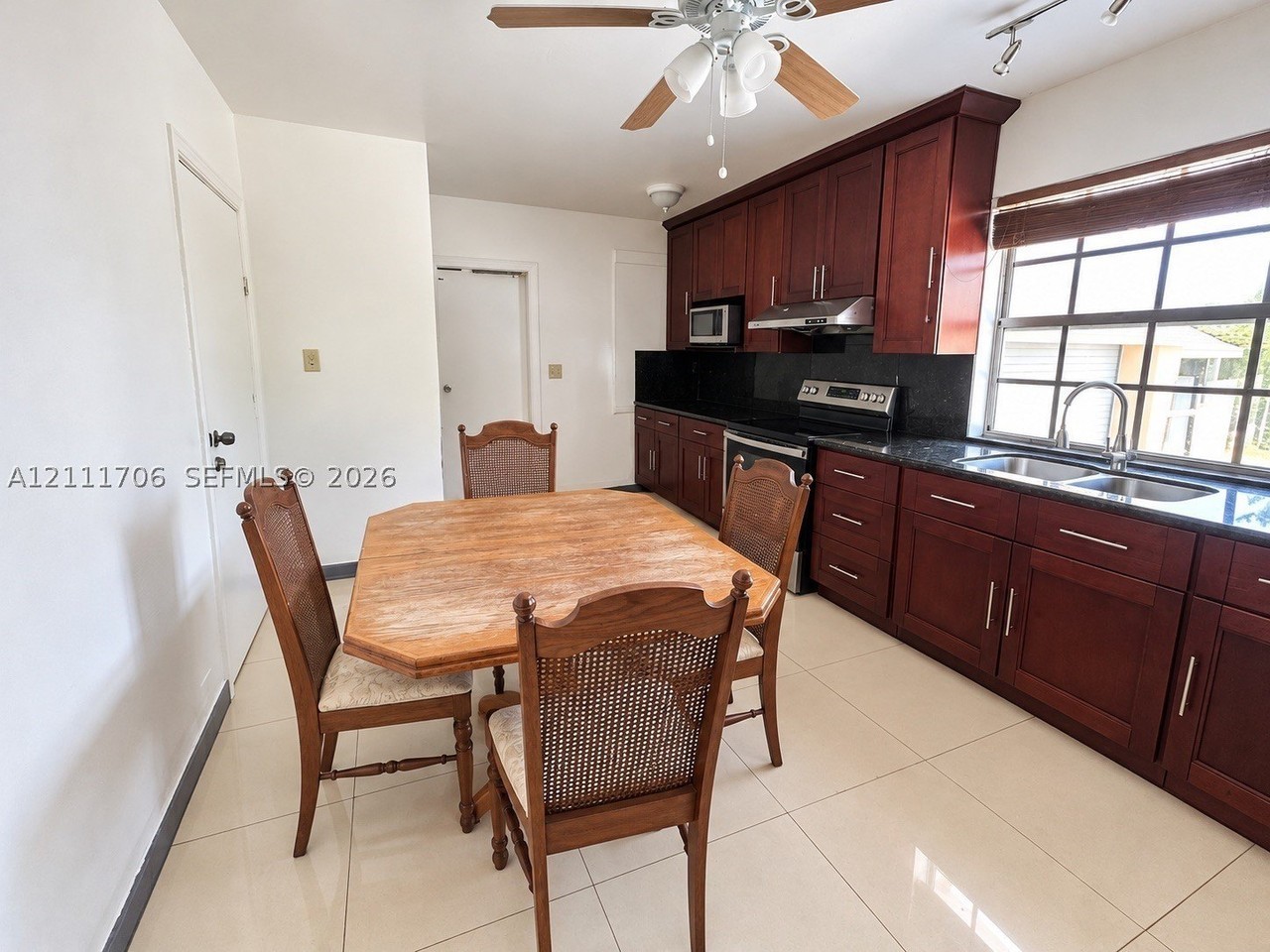 2222 Sw 19th Ave - Photo 3 of 12