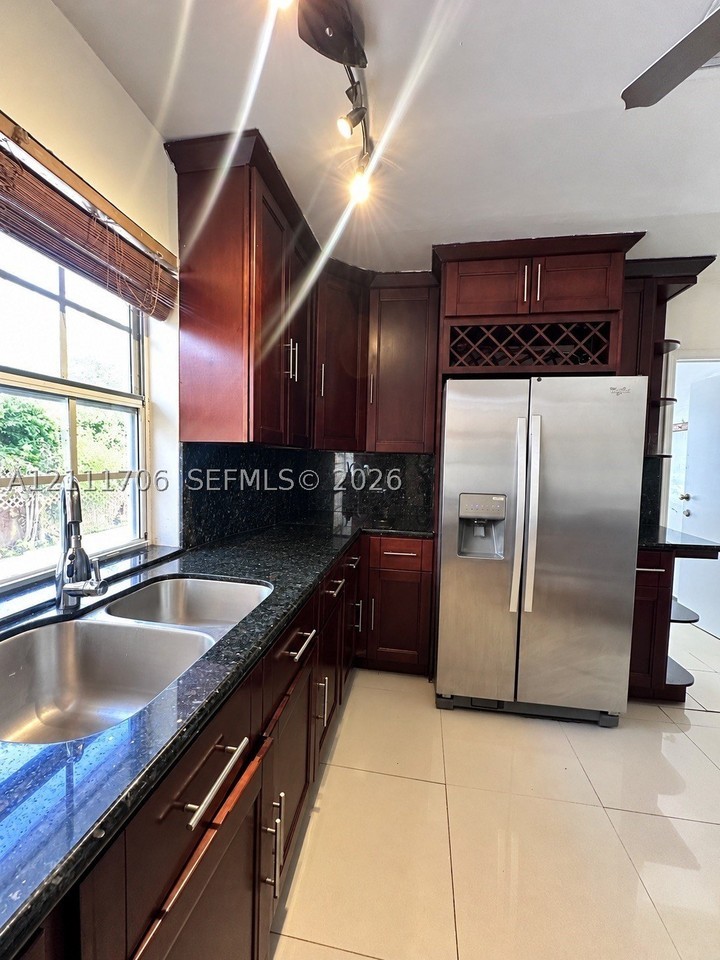 2222 Sw 19th Ave - Photo 4 of 12