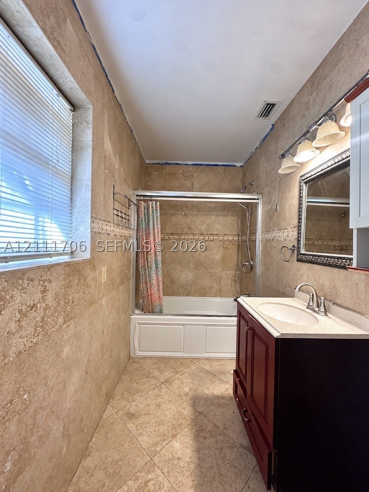 2222 Sw 19th Ave - Photo 6 of 12