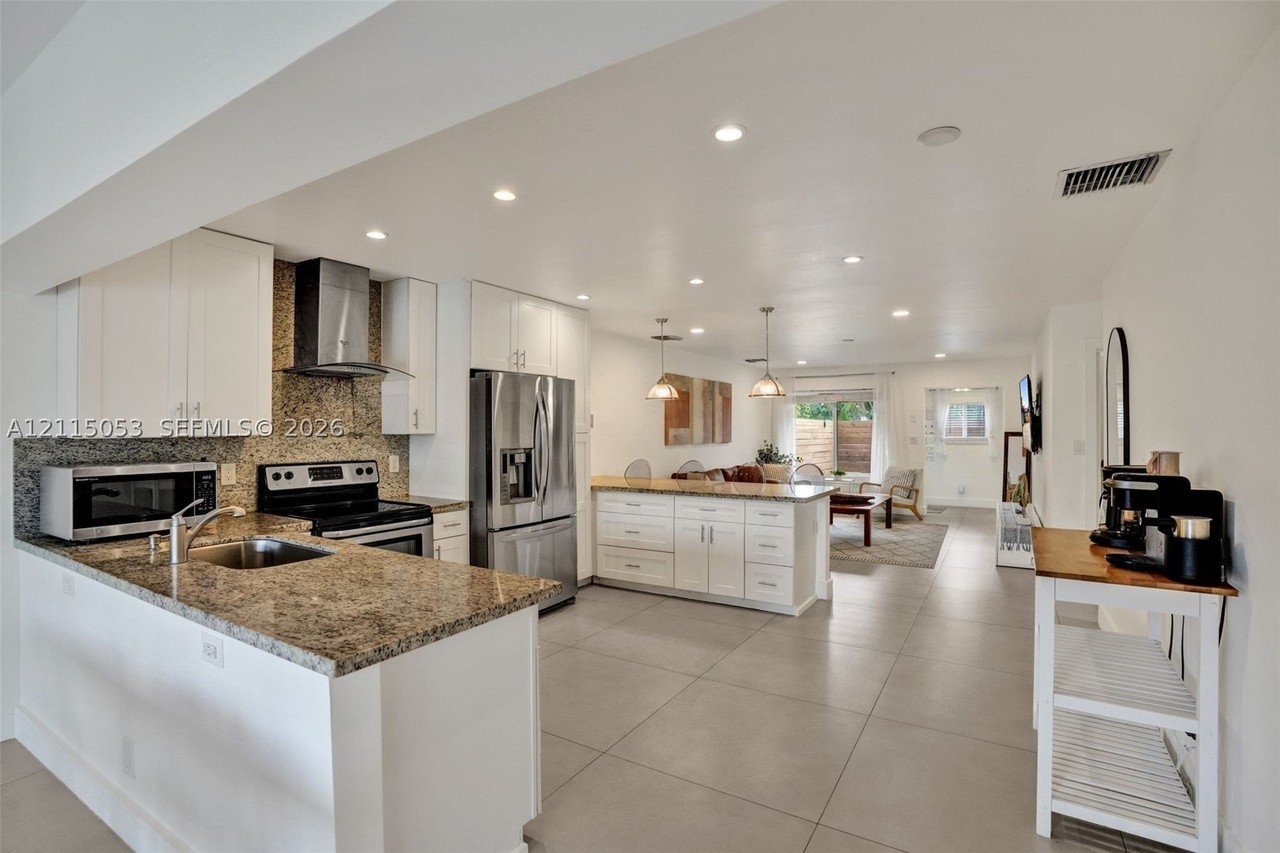 1747 Ne 45th St #1747 - Photo 3 of 24
