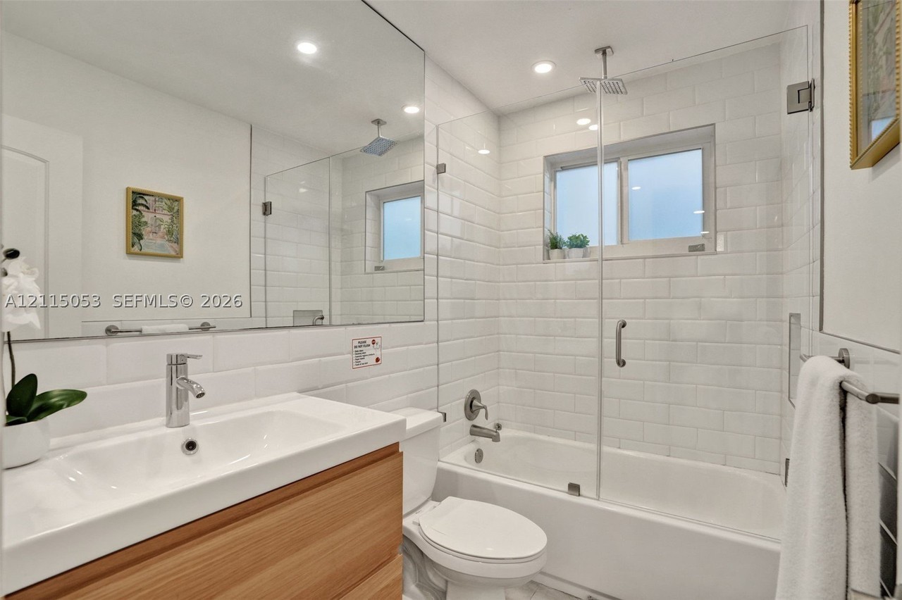 1747 Ne 45th St #1747 - Photo 4 of 24