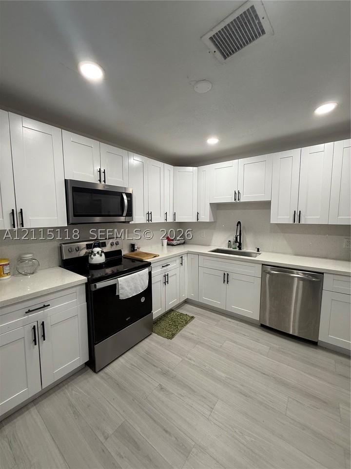 2816 Sw 4th Pl #A - Photo 2 of 6