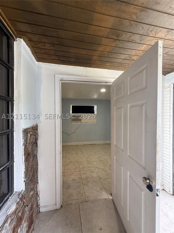 2816 Sw 4th Pl #B - Photo 2 of 7
