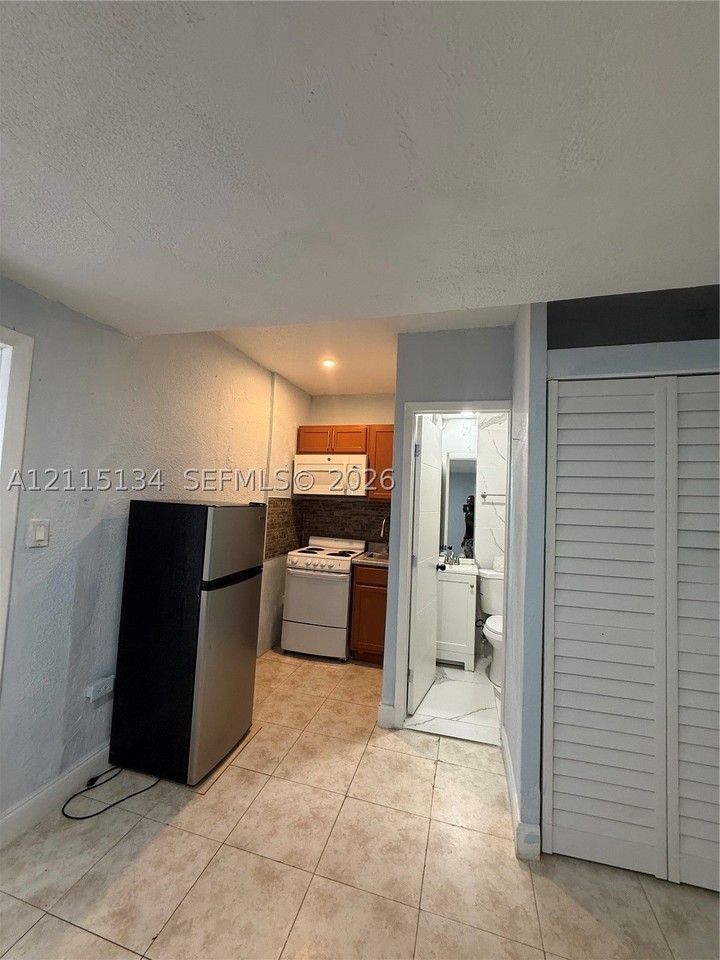 2816 Sw 4th Pl #B - Photo 3 of 7