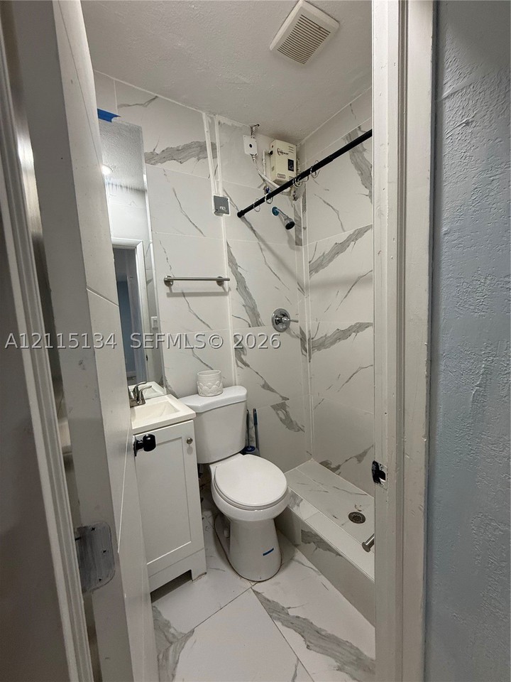 2816 Sw 4th Pl #B - Photo 4 of 7