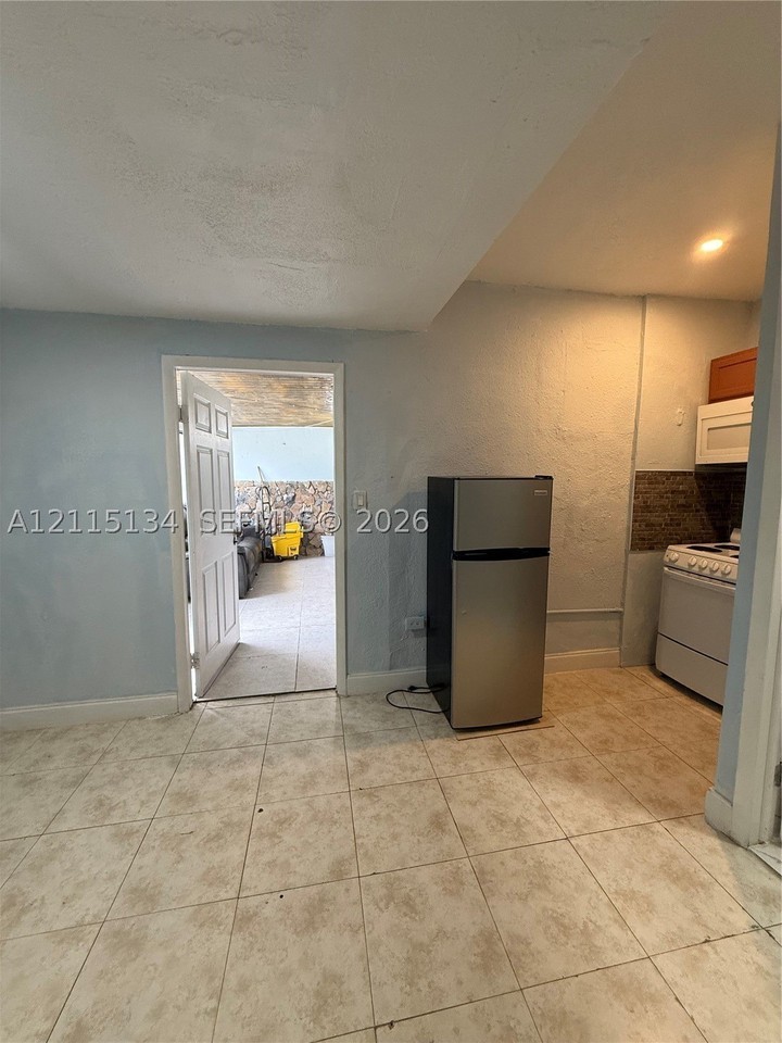 2816 Sw 4th Pl #B - Photo 5 of 7