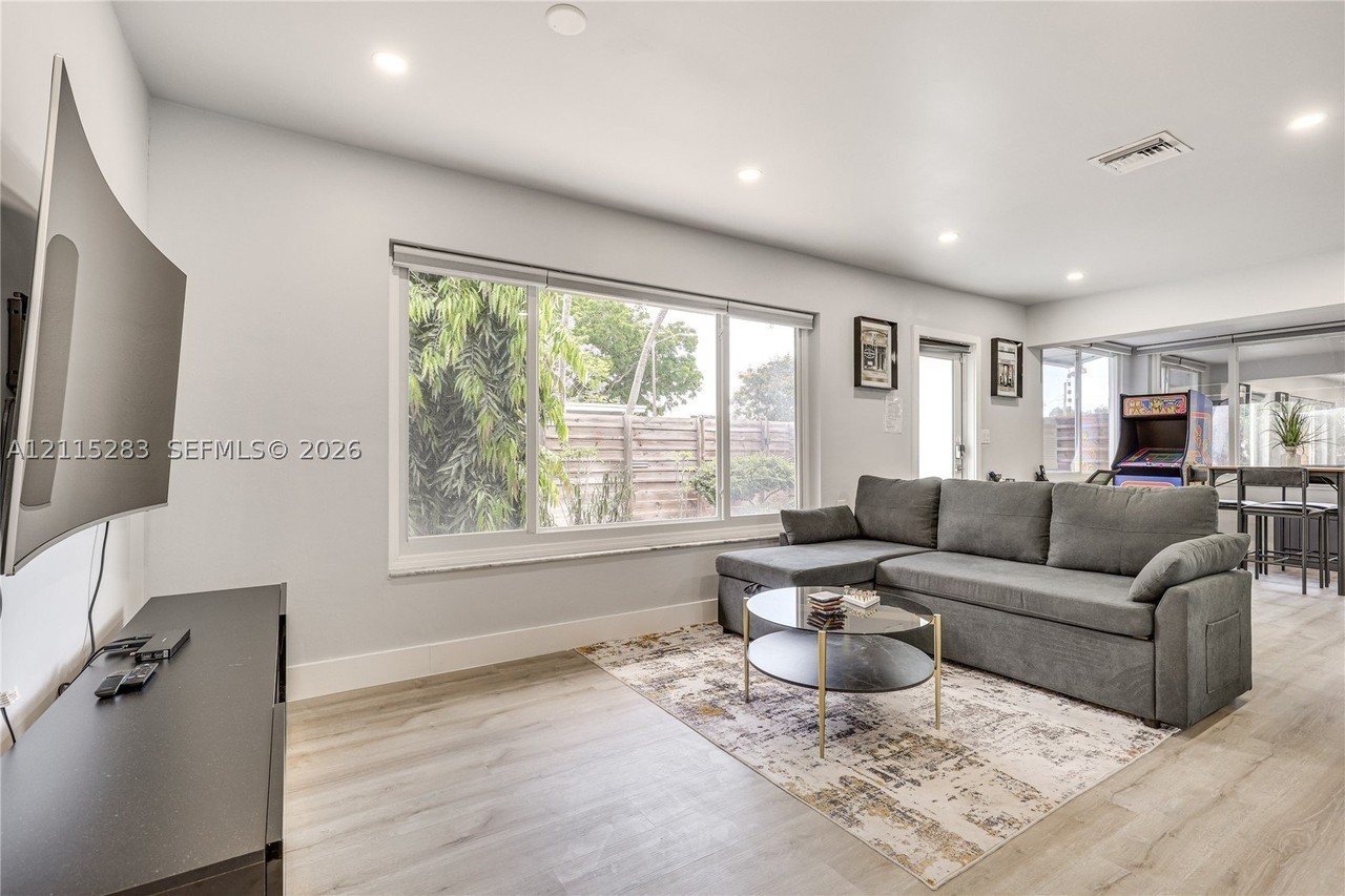 1619A Ne 25th St #A - Photo 2 of 15