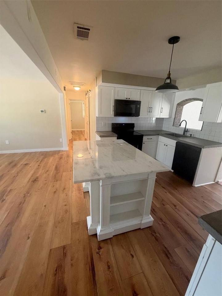 1738 Santa Anna Dr - Photo 4 of 20