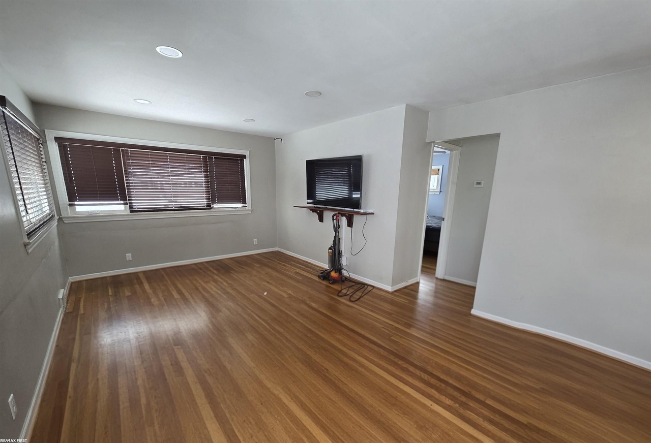 22324 Spitzley St - Photo 3 of 17