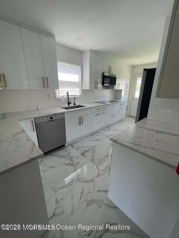 1202 Thomas Ave - Photo 5 of 11