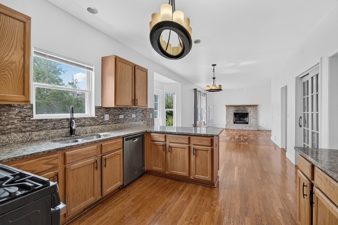 502 Crystal Ct - Photo 4 of 46
