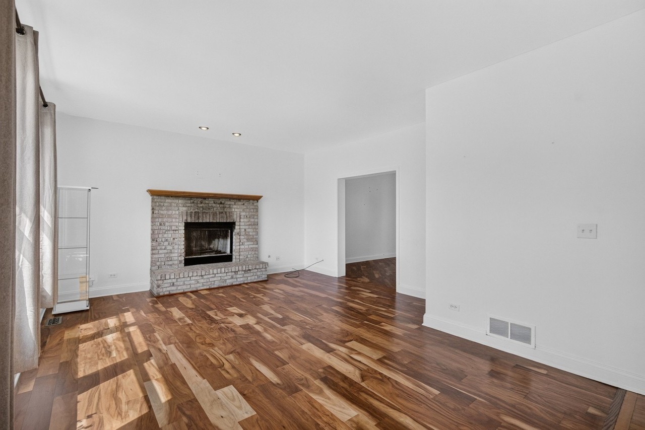 502 Crystal Ct - Photo 5 of 46