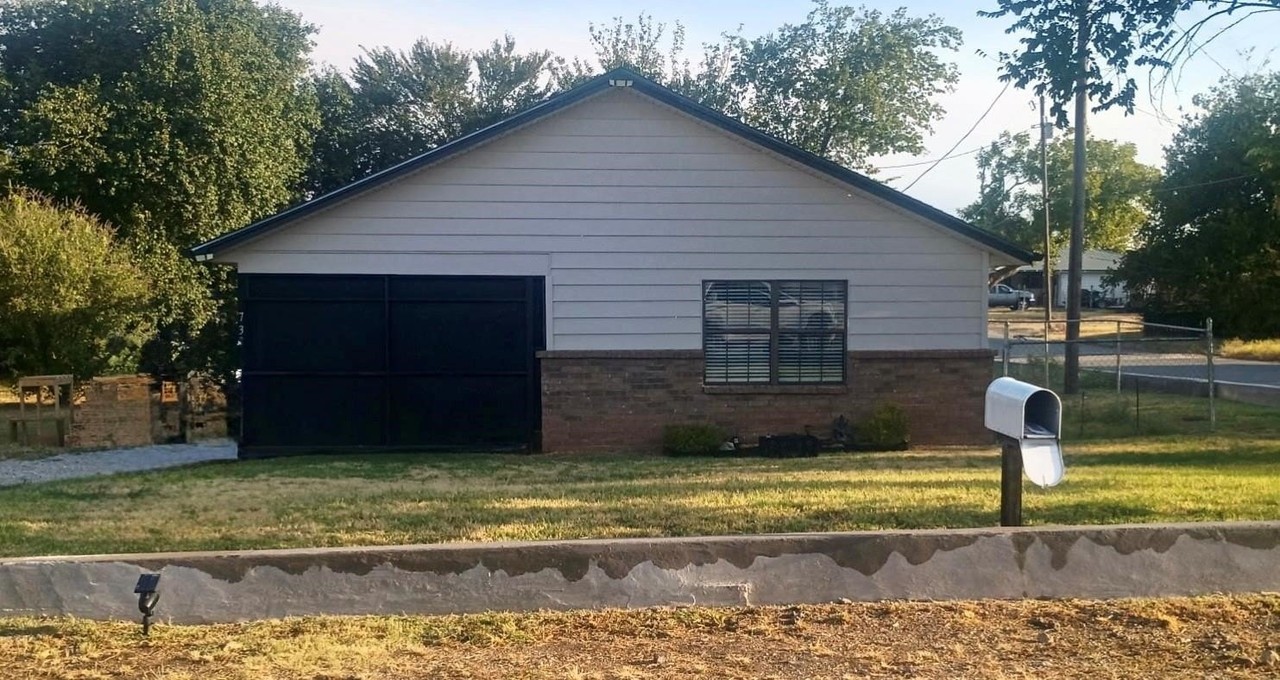 739 W Pine St - Photo 4 of 19