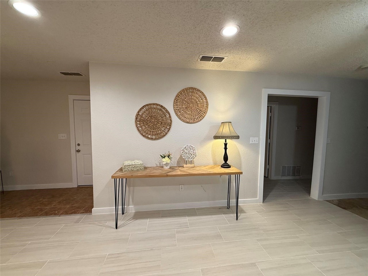 739 W Pine St - Photo 5 of 19