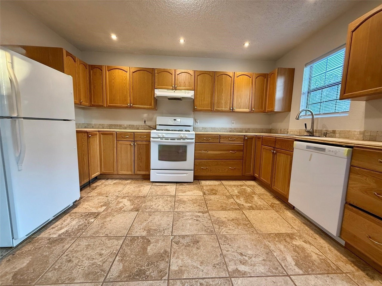 739 W Pine St - Photo 6 of 19