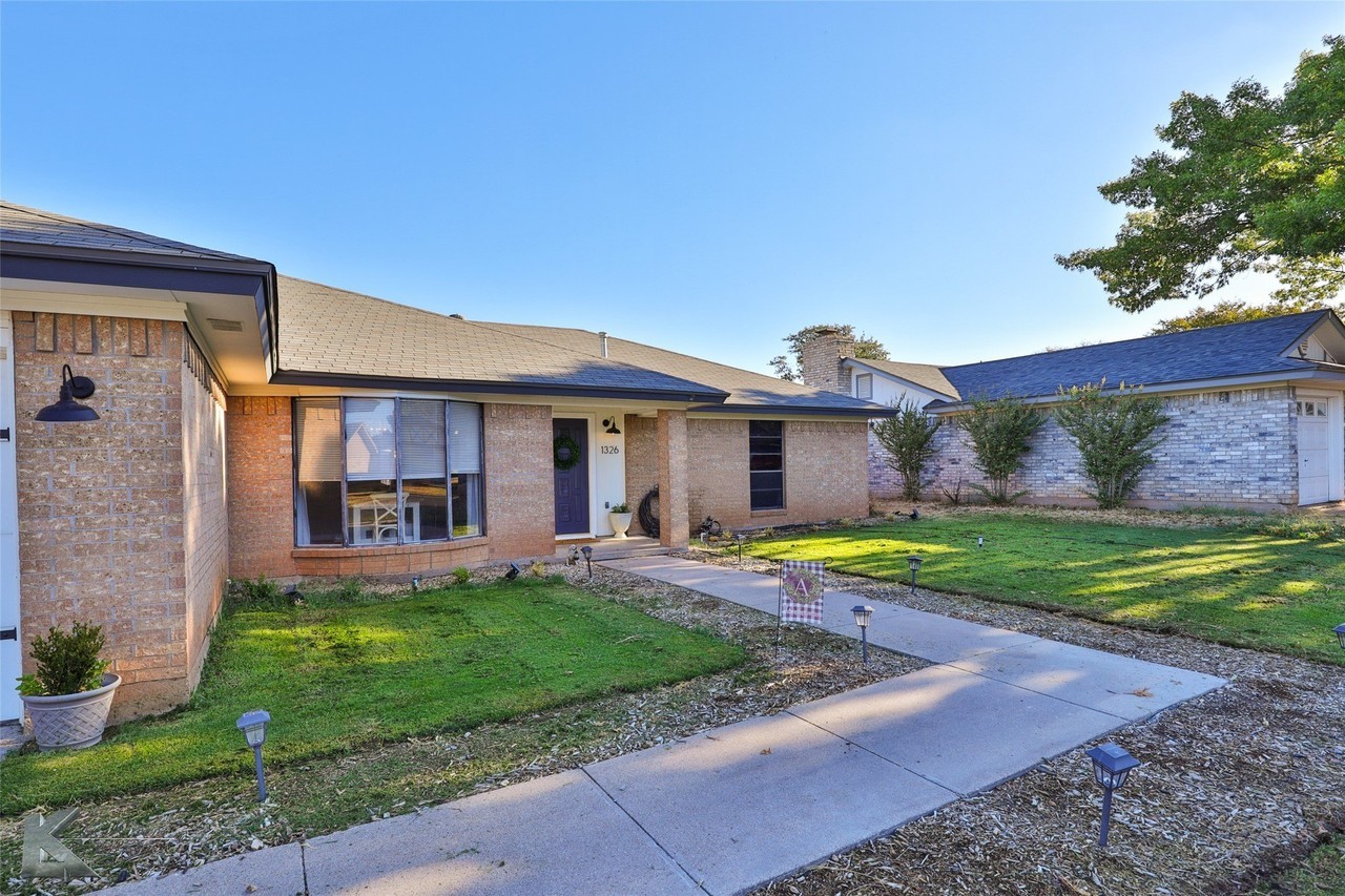 1326 Summoner Ln - Photo 2 of 40