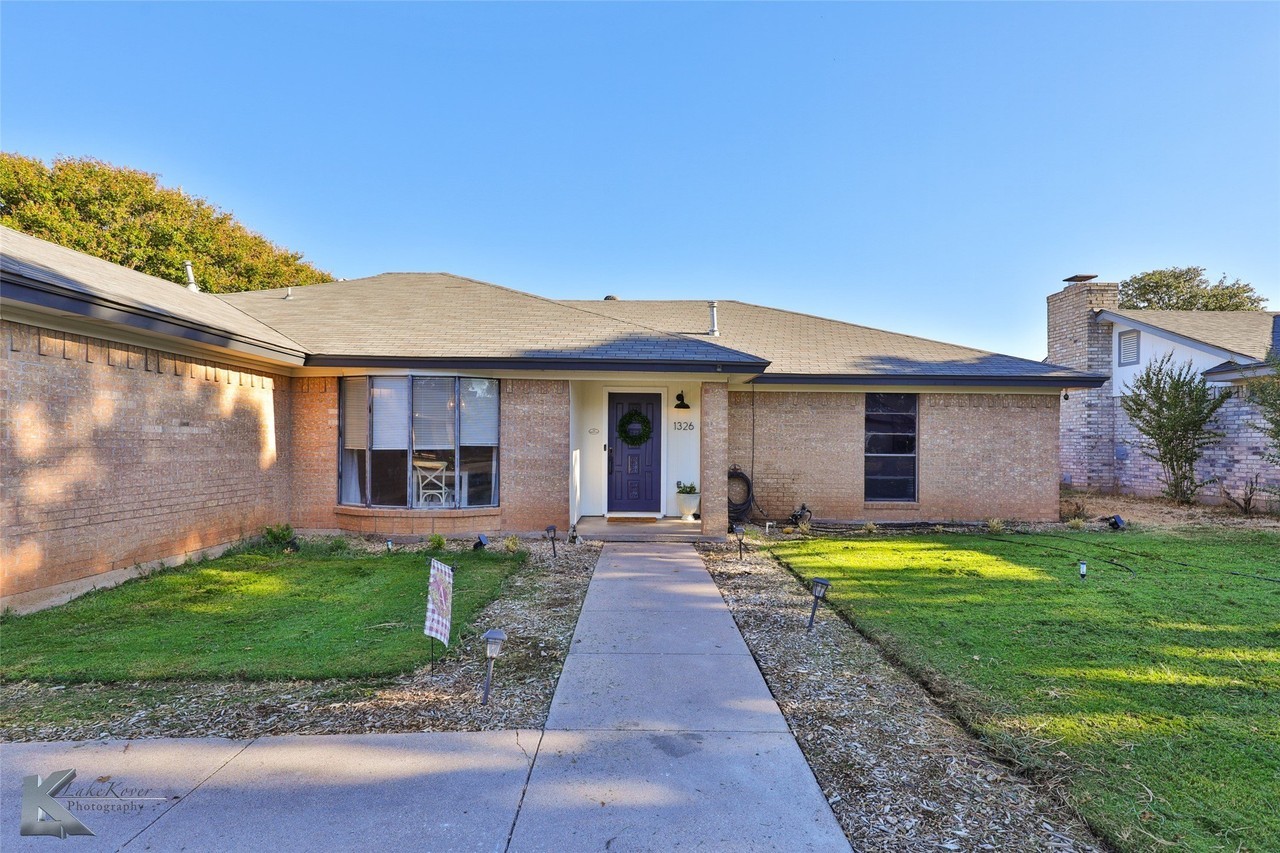 1326 Summoner Ln - Photo 3 of 40