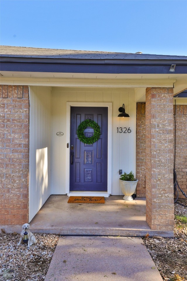 1326 Summoner Ln - Photo 4 of 40