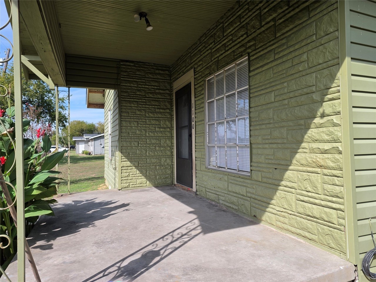 1100 Ne Main St - Photo 2 of 14