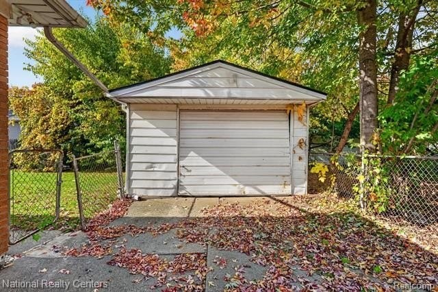 28715 Little Mack Ave - Photo 2 of 10