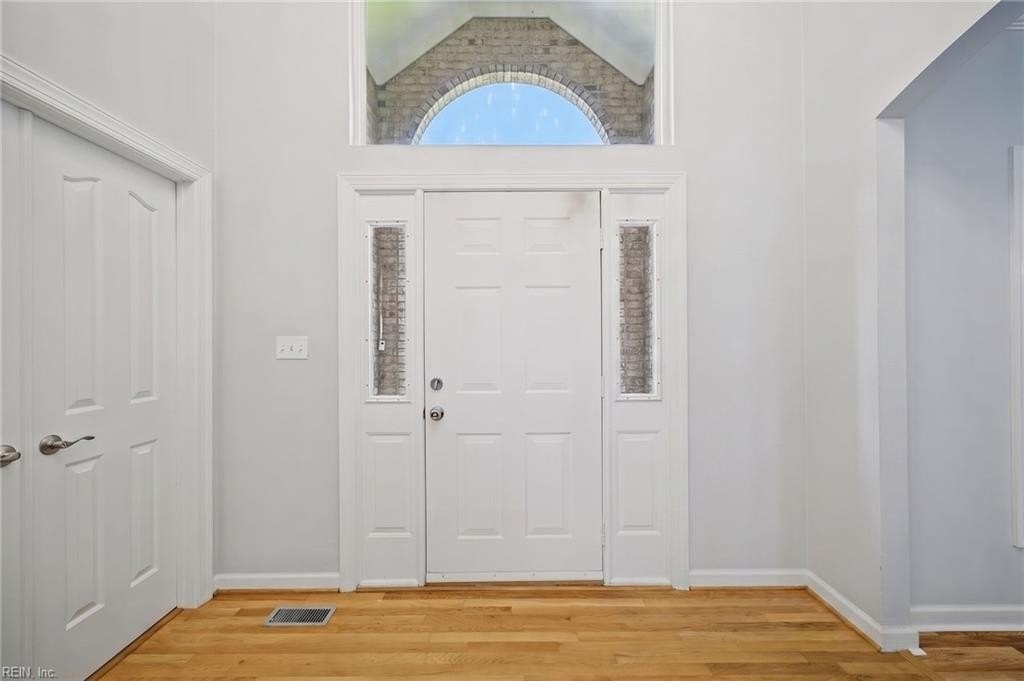 1888 Capel Manor Way - Photo 5 of 43