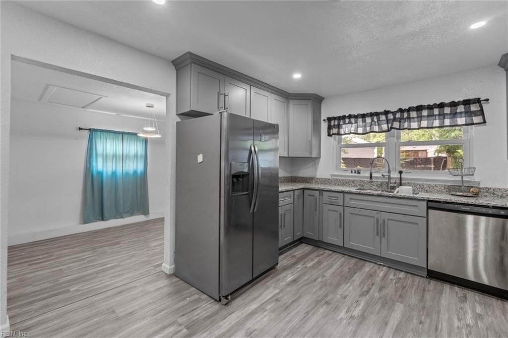 4625 Larkin St - Photo 4 of 33