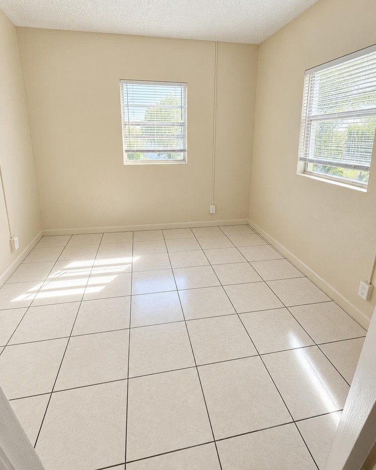 633 Nw 15th Ter #3 - Photo 5 of 9