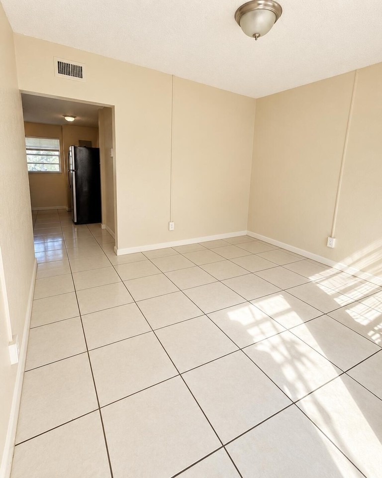 633 Nw 15th Ter #3 - Photo 6 of 9