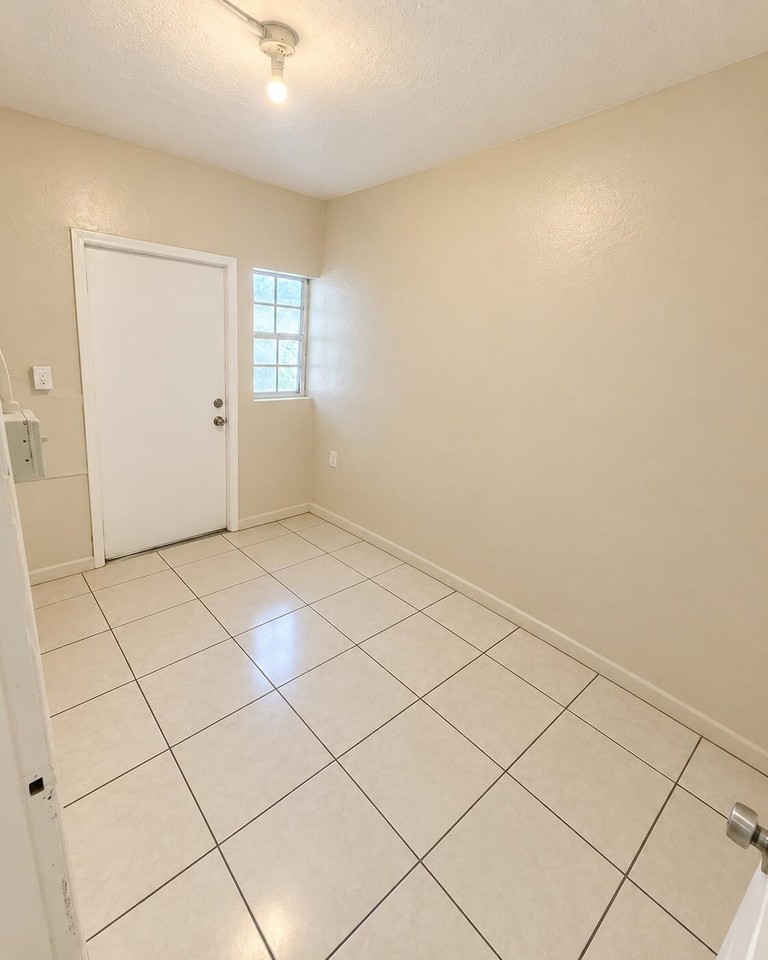 633 Nw 15th Ter #3 - Photo 7 of 9