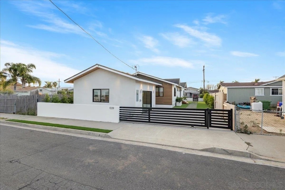 1339 Higgins St - Photo 3 of 49