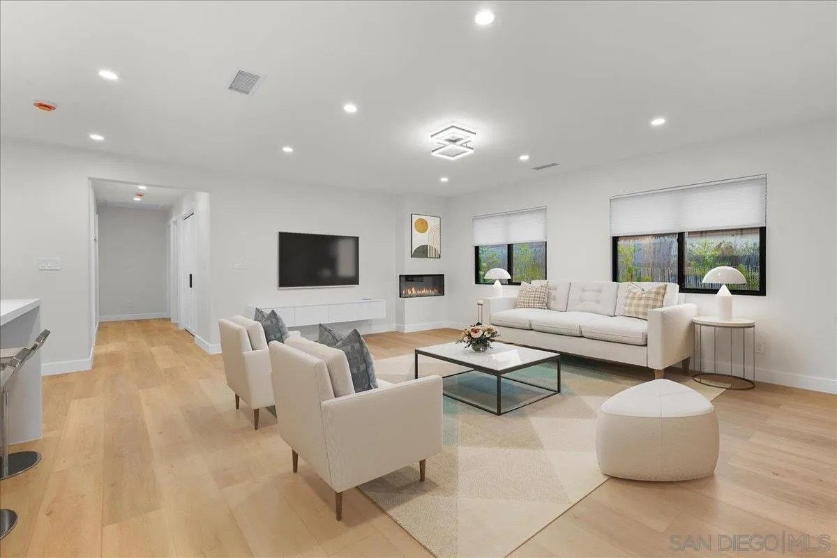 1339 Higgins St - Photo 4 of 49