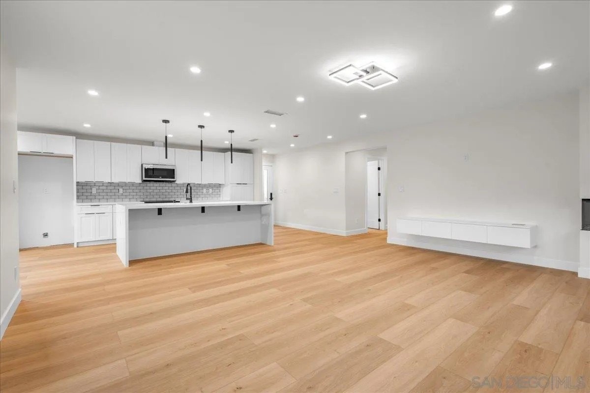 1339 Higgins St - Photo 5 of 49
