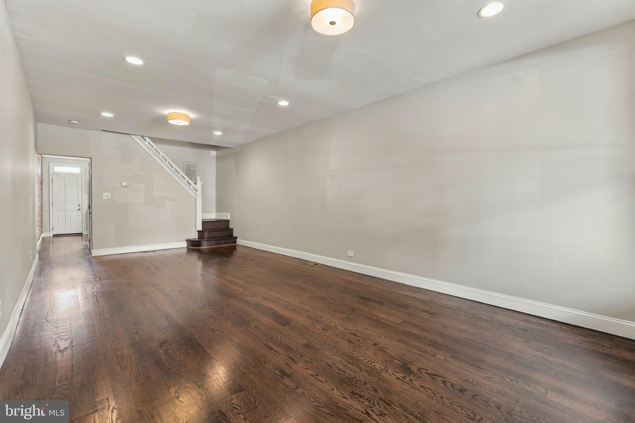 925 W 33rd St - Photo 4 of 35