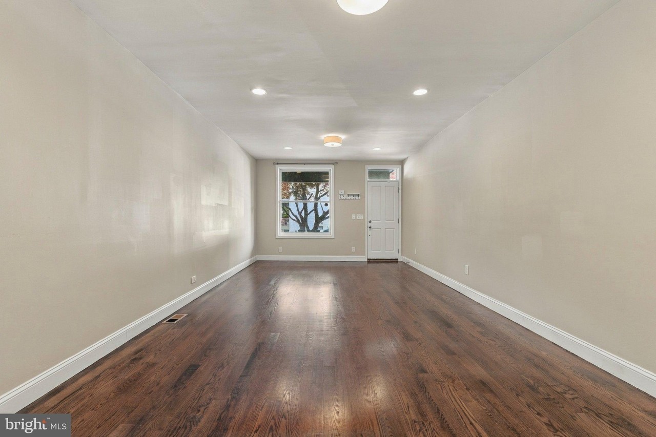 925 W 33rd St - Photo 5 of 35