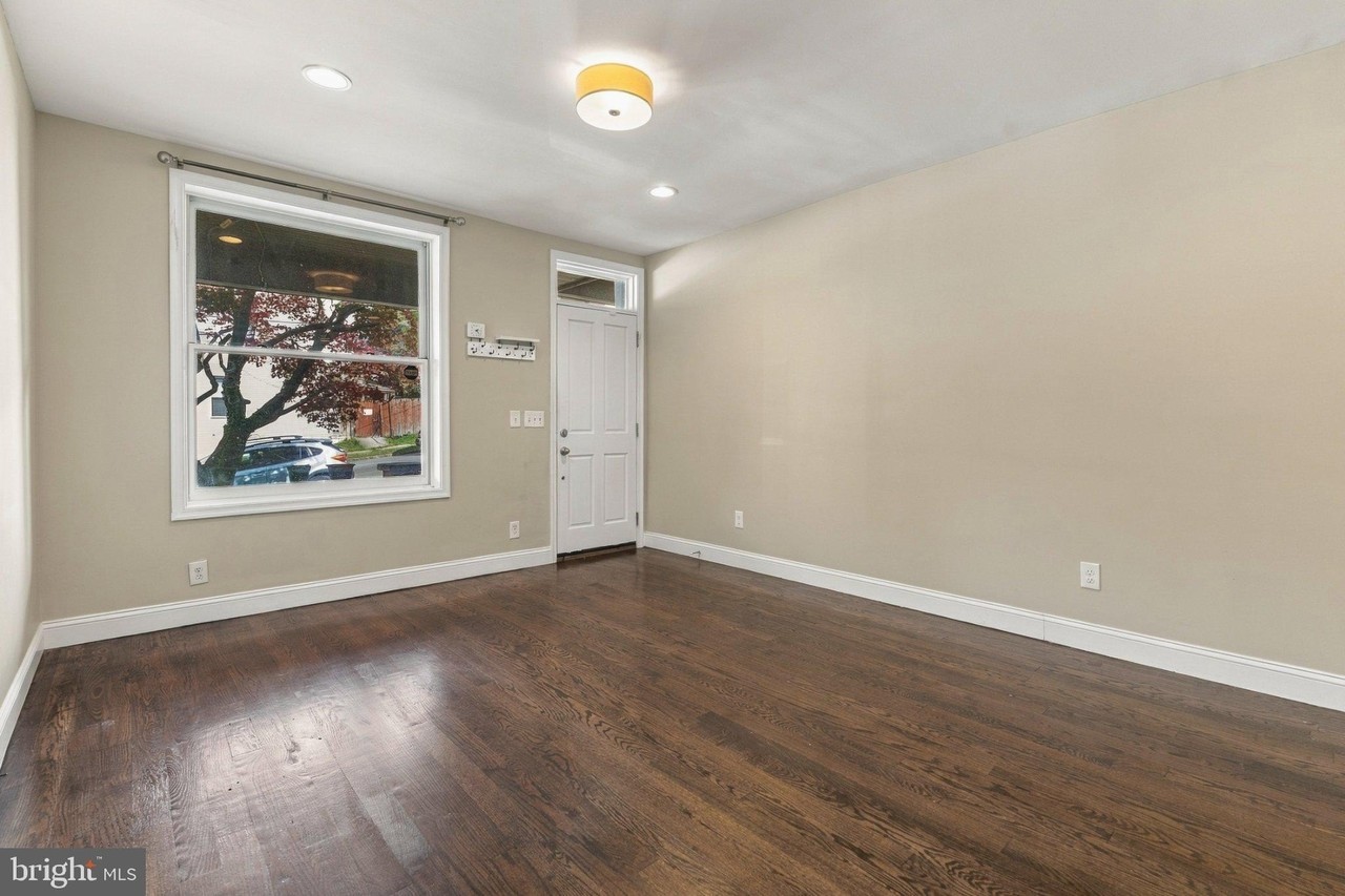925 W 33rd St - Photo 6 of 35