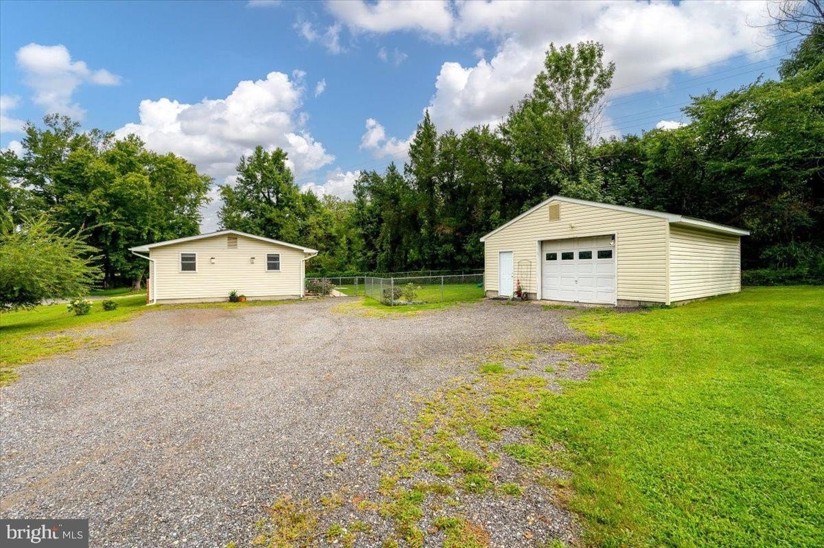 19 Robshire Manor Rd - Photo 3 of 38