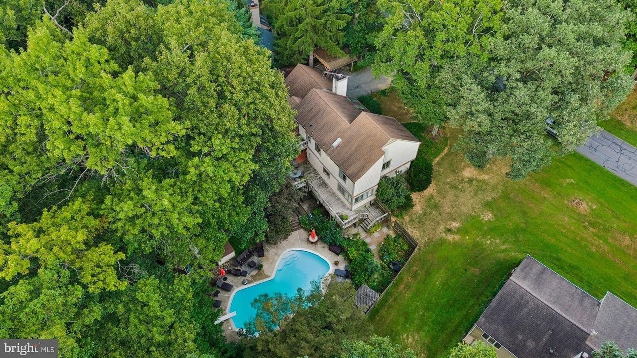 2716 Hillside Ct - Photo 2 of 31