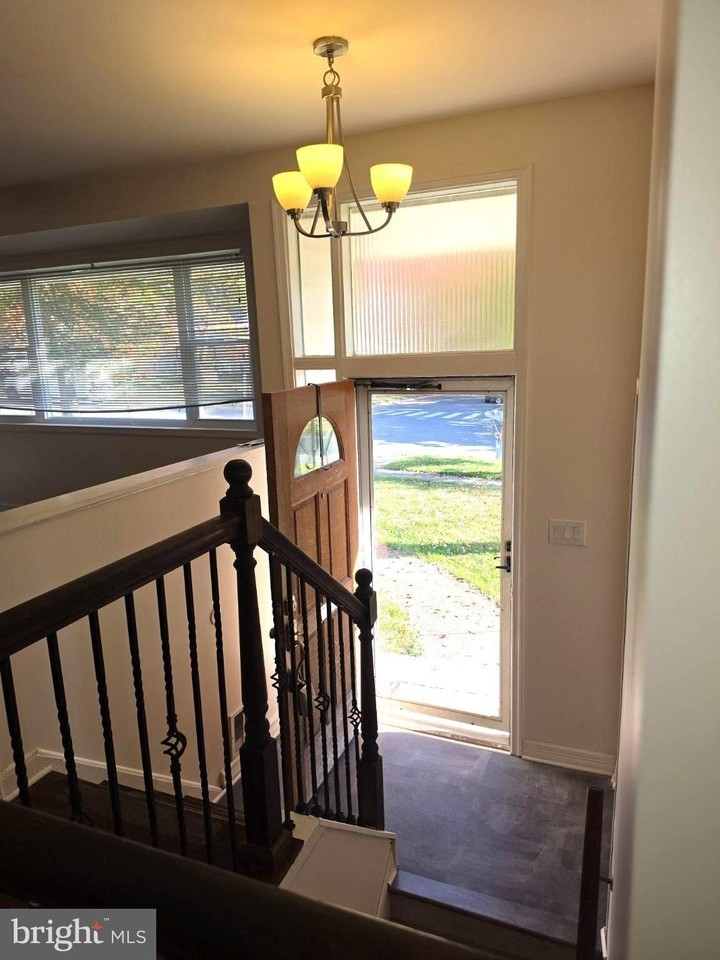 1012 Playford Ln - Photo 3 of 19