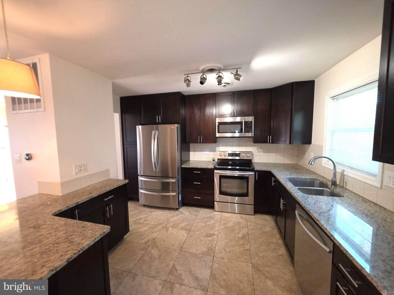 1012 Playford Ln - Photo 5 of 19