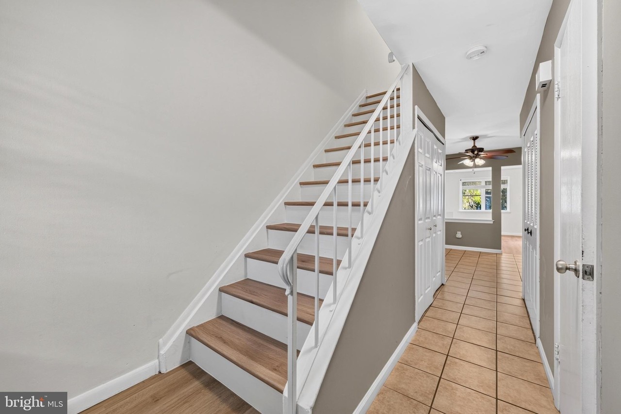 887 Clover Pl - Photo 4 of 31
