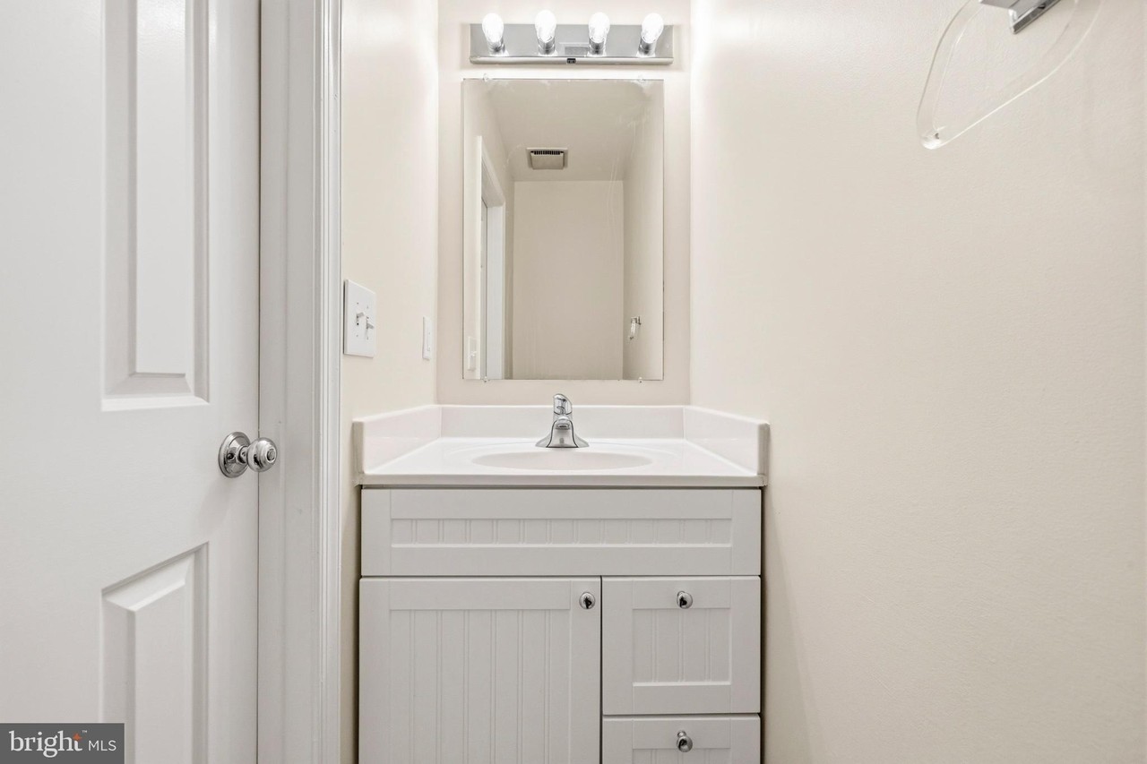 1148 N Taylor St #1 - Photo 5 of 41