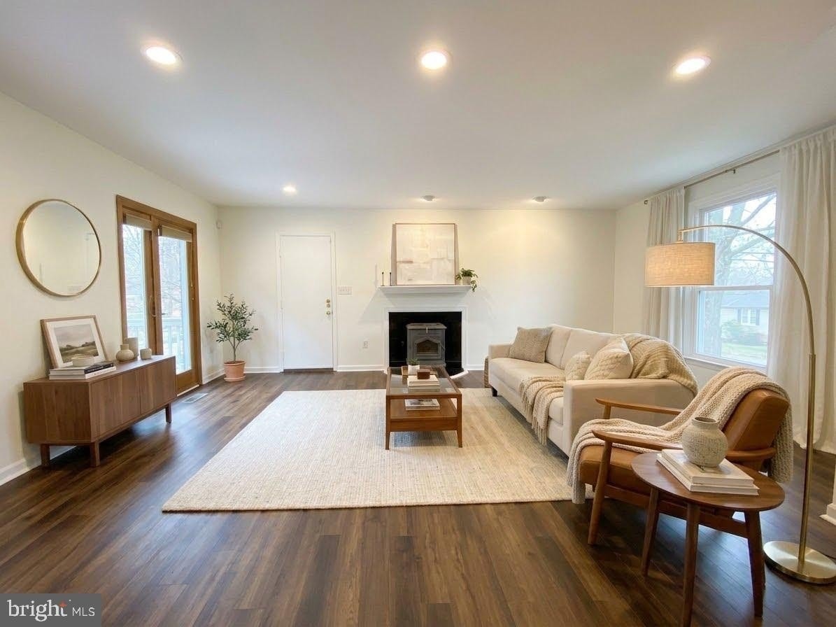 1815 Cranberry Ln - Photo 3 of 9