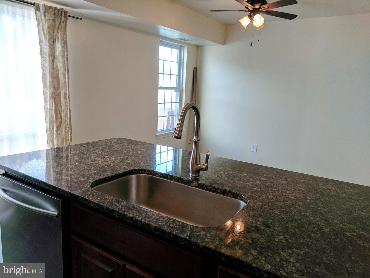 73 Sudbury Sq - Photo 4 of 12