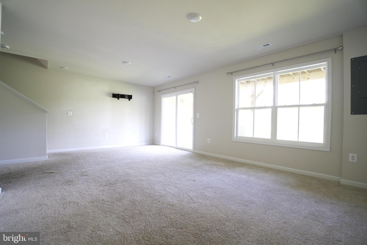 4115 Bolton Ct - Photo 3 of 6